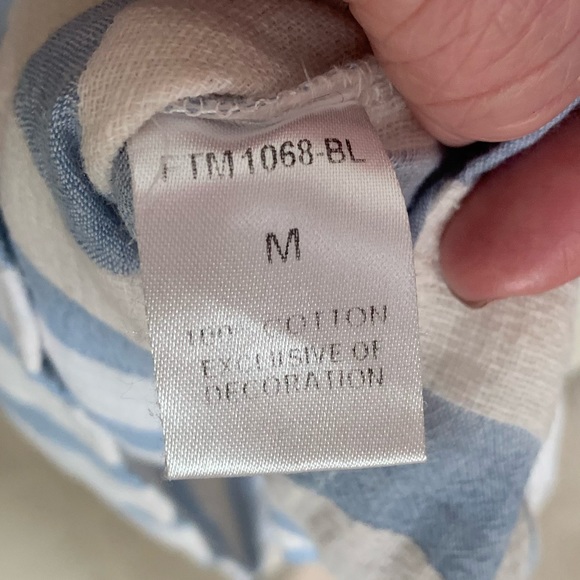 An adorable Roolee spring or summer top. No worn areas. - Picture 6 of 11